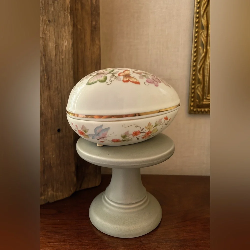 Vintage 70’s 22k Gold Avon Butterfly Floral Egg Shaped Trinket Jewelry Box Boho